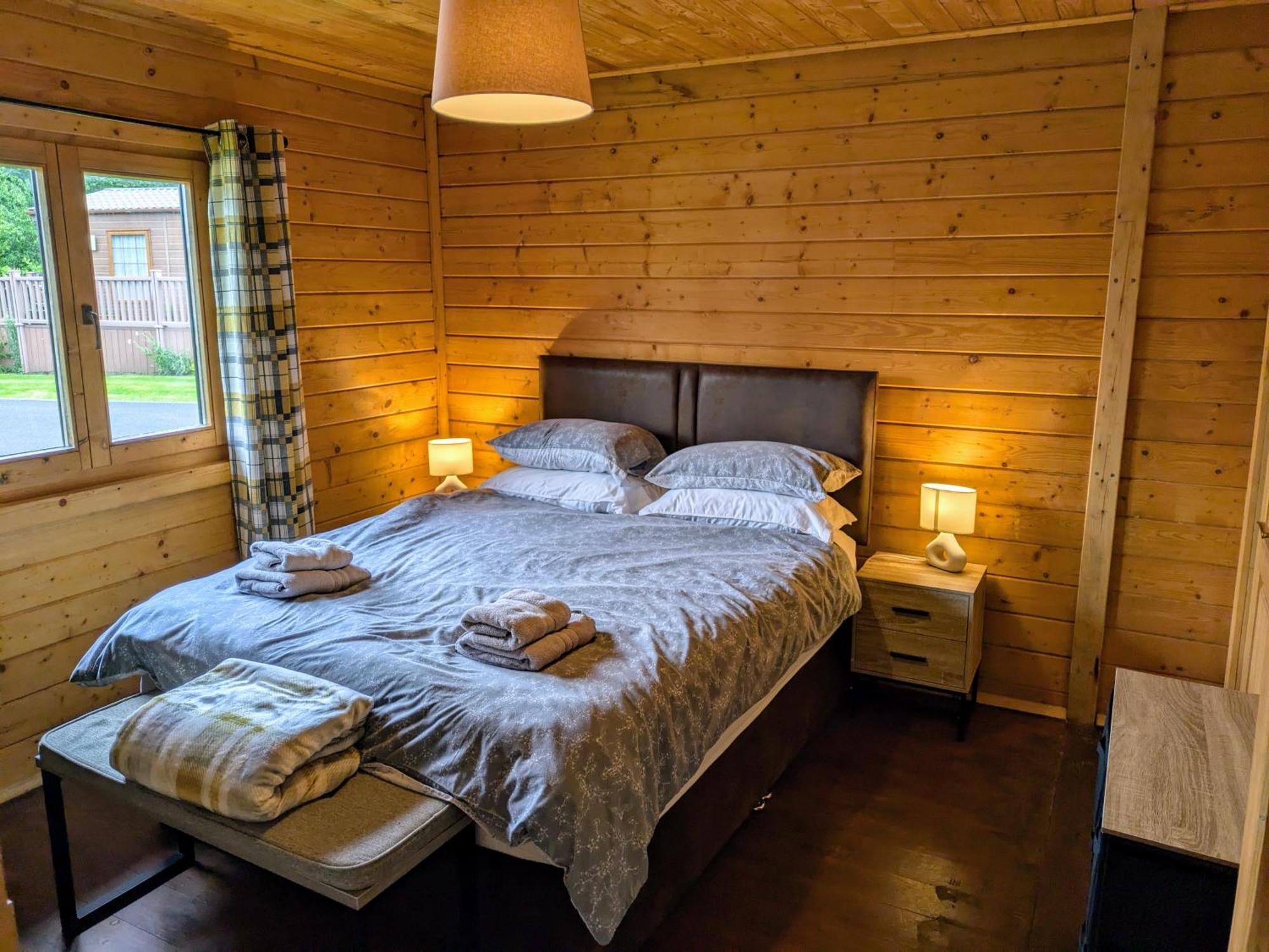 Newcastleton Rustic Lodge Retreat At Riverview Holiday Park מראה חיצוני תמונה